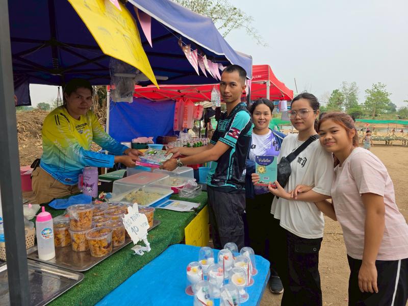18. กิจกรรมพัฒนาห้องสมุดเคลื่อนที่ชาวตลาด ที่ตลาดนักบ้านท่านา ตำบลเพชรชมภู วันที่ 4 เมษายน 2568
