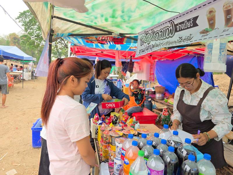 19. กิจกรรมพัฒนาห้องสมุดเคลื่อนที่ชาวตลาด ที่ตลาดนักบ้านท่านา ตำบลเพชรชมภู วันที่ 4 เมษายน 2568