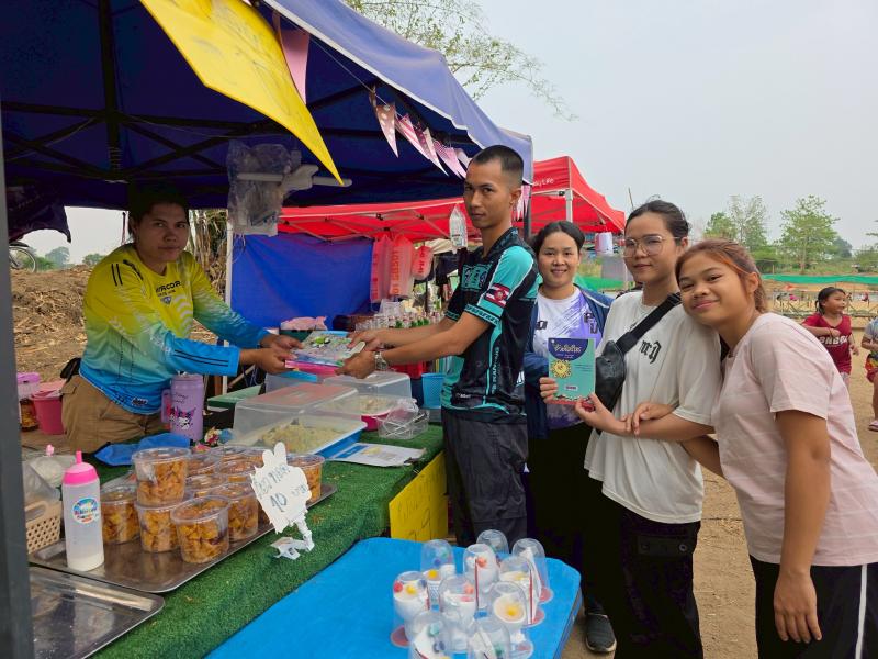20. กิจกรรมพัฒนาห้องสมุดเคลื่อนที่ชาวตลาด ที่ตลาดนักบ้านท่านา ตำบลเพชรชมภู วันที่ 4 เมษายน 2568