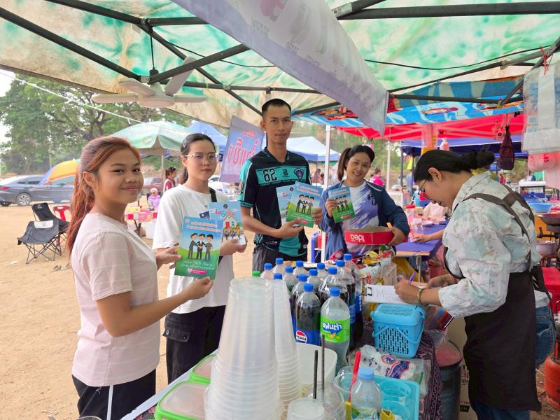 21. กิจกรรมพัฒนาห้องสมุดเคลื่อนที่ชาวตลาด ที่ตลาดนักบ้านท่านา ตำบลเพชรชมภู วันที่ 4 เมษายน 2568