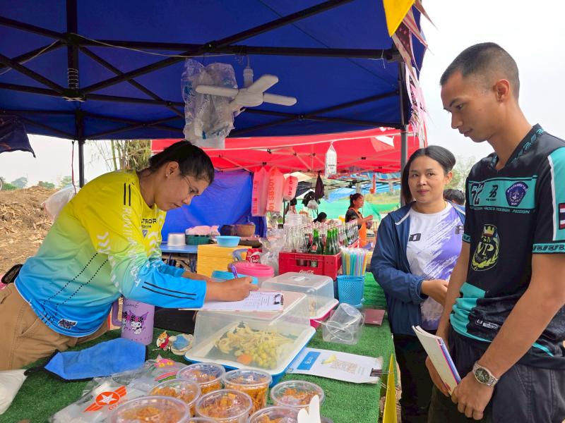 22. กิจกรรมพัฒนาห้องสมุดเคลื่อนที่ชาวตลาด ที่ตลาดนักบ้านท่านา ตำบลเพชรชมภู วันที่ 4 เมษายน 2568