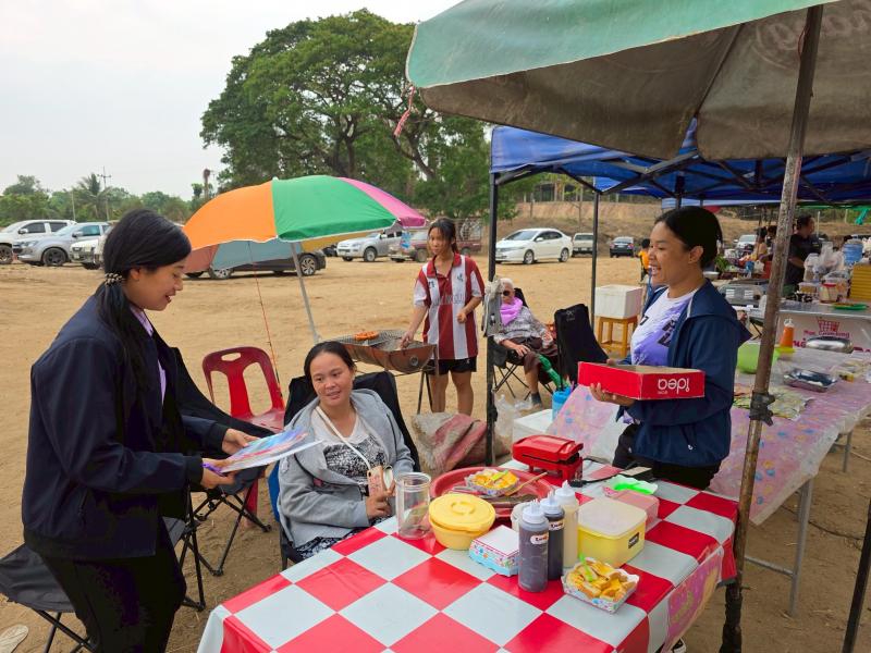 23. กิจกรรมพัฒนาห้องสมุดเคลื่อนที่ชาวตลาด ที่ตลาดนักบ้านท่านา ตำบลเพชรชมภู วันที่ 4 เมษายน 2568