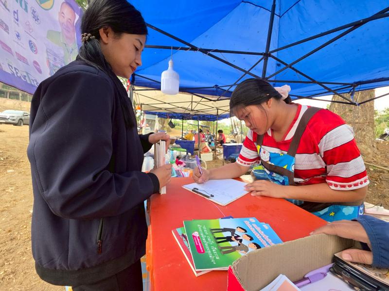 24. กิจกรรมพัฒนาห้องสมุดเคลื่อนที่ชาวตลาด ที่ตลาดนักบ้านท่านา ตำบลเพชรชมภู วันที่ 4 เมษายน 2568