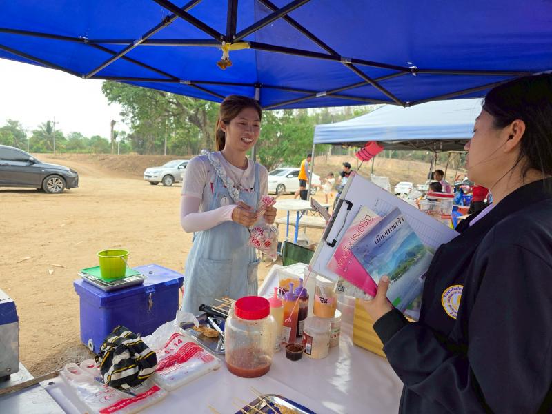 25. กิจกรรมพัฒนาห้องสมุดเคลื่อนที่ชาวตลาด ที่ตลาดนักบ้านท่านา ตำบลเพชรชมภู วันที่ 4 เมษายน 2568