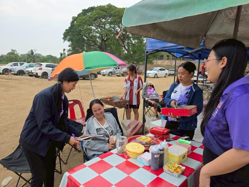 26. กิจกรรมพัฒนาห้องสมุดเคลื่อนที่ชาวตลาด ที่ตลาดนักบ้านท่านา ตำบลเพชรชมภู วันที่ 4 เมษายน 2568