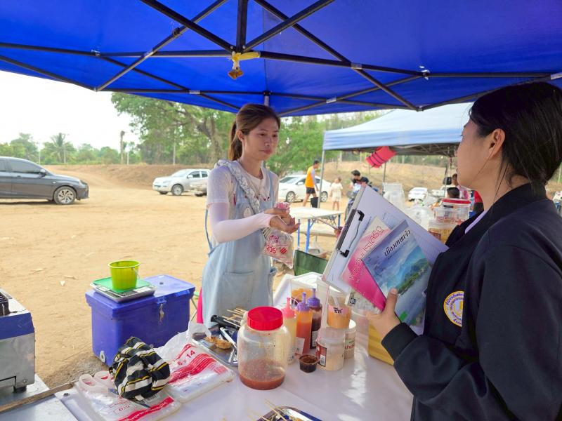 27. กิจกรรมพัฒนาห้องสมุดเคลื่อนที่ชาวตลาด ที่ตลาดนักบ้านท่านา ตำบลเพชรชมภู วันที่ 4 เมษายน 2568