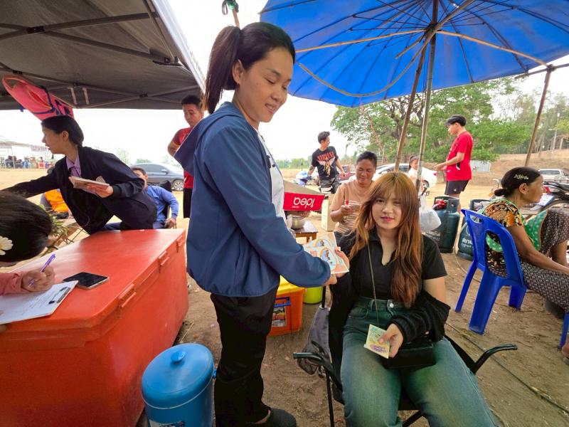 28. กิจกรรมพัฒนาห้องสมุดเคลื่อนที่ชาวตลาด ที่ตลาดนักบ้านท่านา ตำบลเพชรชมภู วันที่ 4 เมษายน 2568