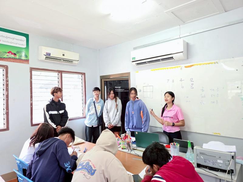 5. นางสาวภัททิยา พรมสายใจ ครู ศกร.ระดับตำบลเพชรชมภู พบกลุ่มนักศึกษา วันที่ 27 พ.ค.68