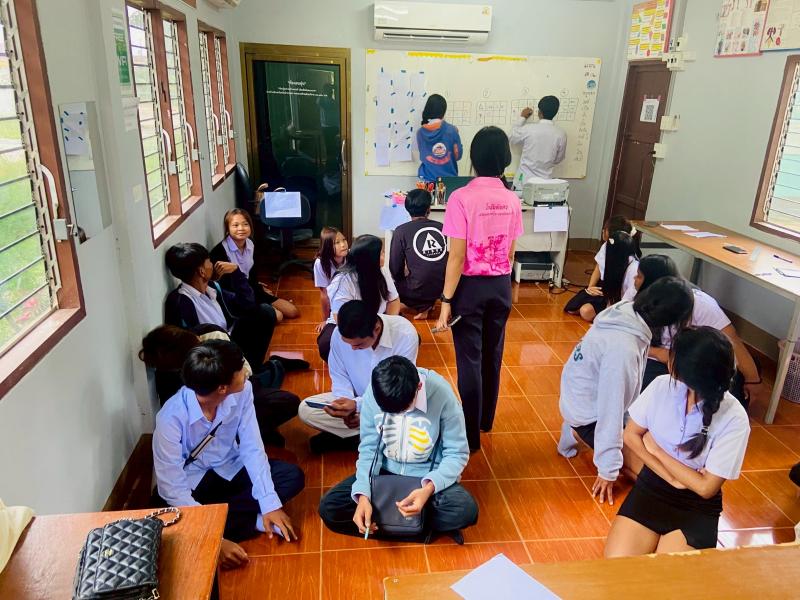 7. นางสาวภัททิยา พรมสายใจ ครู ศกร.ระดับตำบลเพชรชมภู พบกลุ่มนักศึกษา วันที่ 27 พ.ค.68