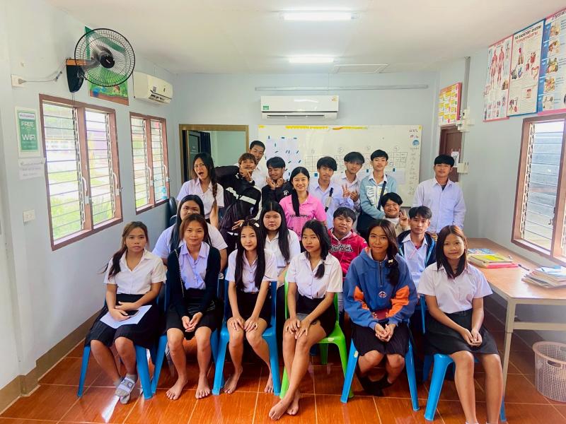 2. นางสาวภัททิยา พรมสายใจ ครู ศกร.ระดับตำบลเพชรชมภู พบกลุ่มนักศึกษา วันที่ 27 พ.ค.68
