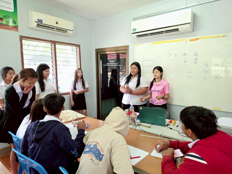 4. นางสาวภัททิยา พรมสายใจ ครู ศกร.ระดับตำบลเพชรชมภู พบกลุ่มนักศึกษา วันที่ 27 พ.ค.68