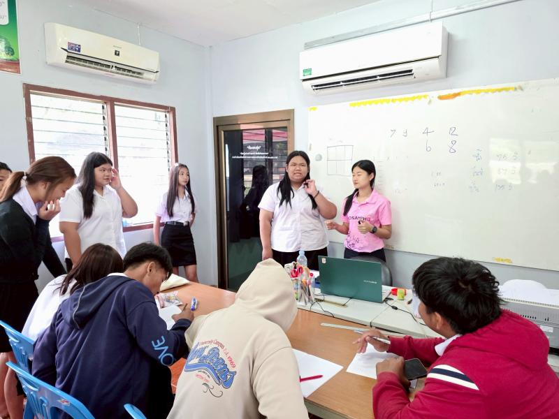 10. นางสาวภัททิยา พรมสายใจ ครู ศกร.ระดับตำบลเพชรชมภู พบกลุ่มนักศึกษา วันที่ 27 พ.ค.68