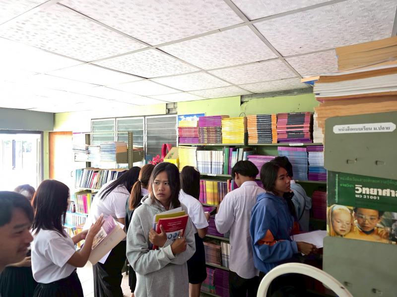 14. นางสาวภัททิยา พรมสายใจ ครู ศกร.ระดับตำบลเพชรชมภู พบกลุ่มนักศึกษา วันที่ 27 พ.ค.68