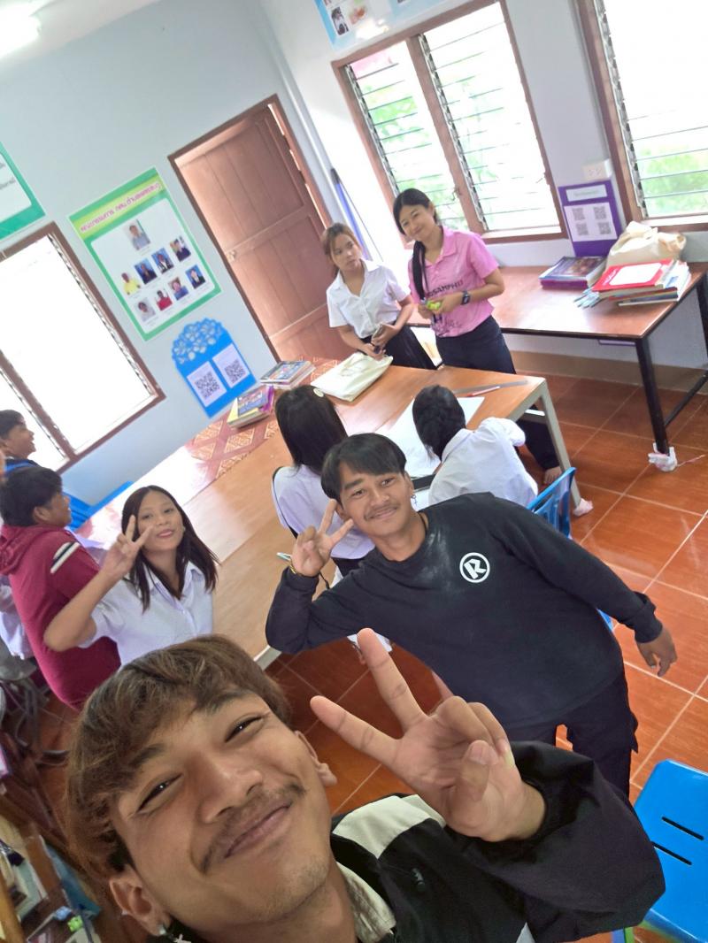 16. นางสาวภัททิยา พรมสายใจ ครู ศกร.ระดับตำบลเพชรชมภู พบกลุ่มนักศึกษา วันที่ 27 พ.ค.68