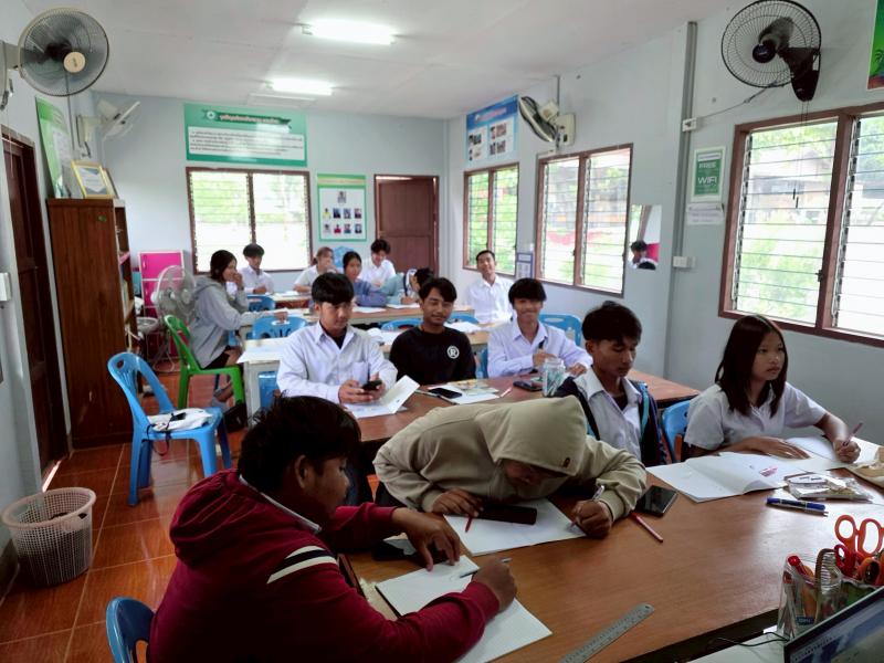 18. นางสาวภัททิยา พรมสายใจ ครู ศกร.ระดับตำบลเพชรชมภู พบกลุ่มนักศึกษา วันที่ 27 พ.ค.68