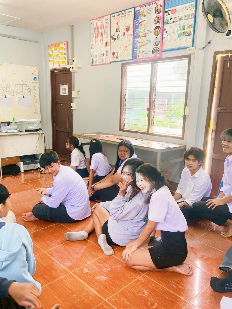 20. นางสาวภัททิยา พรมสายใจ ครู ศกร.ระดับตำบลเพชรชมภู พบกลุ่มนักศึกษา วันที่ 27 พ.ค.68