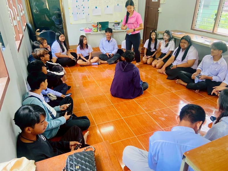 21. นางสาวภัททิยา พรมสายใจ ครู ศกร.ระดับตำบลเพชรชมภู พบกลุ่มนักศึกษา วันที่ 27 พ.ค.68