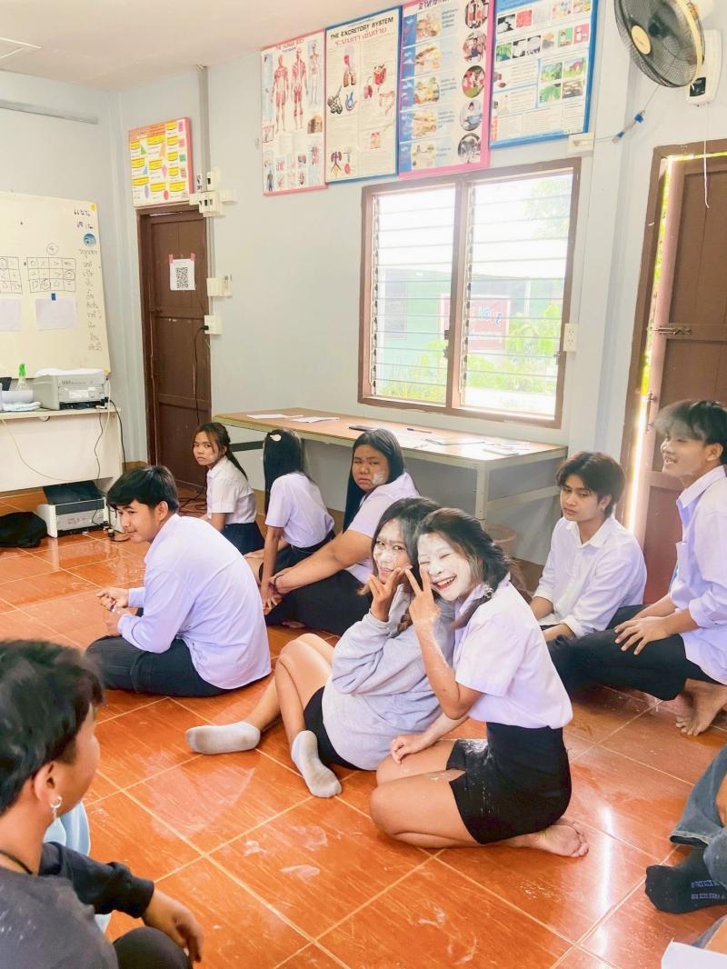 22. นางสาวภัททิยา พรมสายใจ ครู ศกร.ระดับตำบลเพชรชมภู พบกลุ่มนักศึกษา วันที่ 27 พ.ค.68