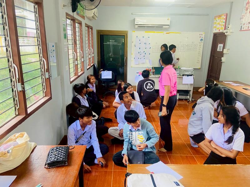 24. นางสาวภัททิยา พรมสายใจ ครู ศกร.ระดับตำบลเพชรชมภู พบกลุ่มนักศึกษา วันที่ 27 พ.ค.68