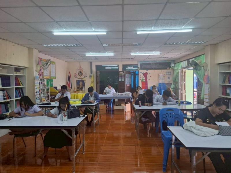 3. นางสาวทัศวรรณ โสภาพันธุ์ ครู ศกร.ระดับตำบลลานดอกไม้ตก พบกลุ่มนักศึกาษา  วันที่ 22 พ.ค.68