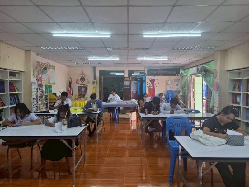 4. นางสาวทัศวรรณ โสภาพันธุ์ ครู ศกร.ระดับตำบลลานดอกไม้ตก พบกลุ่มนักศึกาษา  วันที่ 22 พ.ค.68