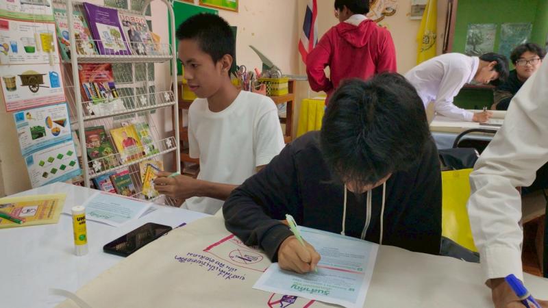 9. ส่งเสริมการอ่านเคลื่อนที่สู่บ้านหนังสือชุมชนจัดทำโบรชัวร์ประชาสัมพันธ์วันสำคัญภายในเดือนพฤษภาคม