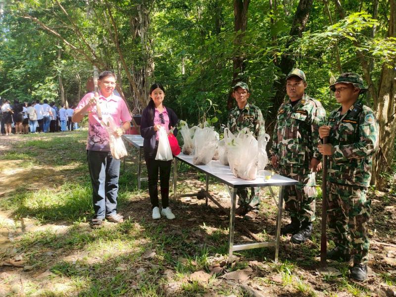 3. เข้าร่วมกิจกรรมโครงการปลูกป่าเฉลิมพระเกียรติ องค์การบริหารส่วนตำบลเพชรชมภู อำเภอโกสัมพันคร
