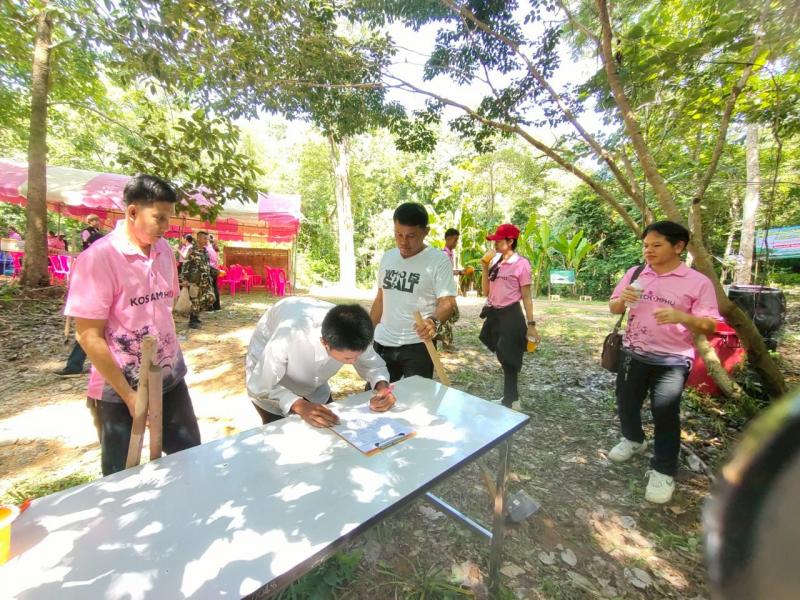 25. เข้าร่วมกิจกรรมโครงการปลูกป่าเฉลิมพระเกียรติ องค์การบริหารส่วนตำบลเพชรชมภู อำเภอโกสัมพันคร