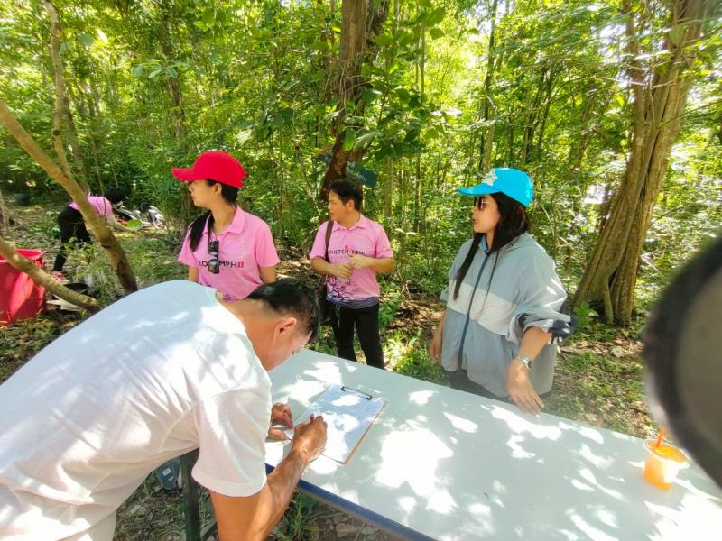 26. เข้าร่วมกิจกรรมโครงการปลูกป่าเฉลิมพระเกียรติ องค์การบริหารส่วนตำบลเพชรชมภู อำเภอโกสัมพันคร