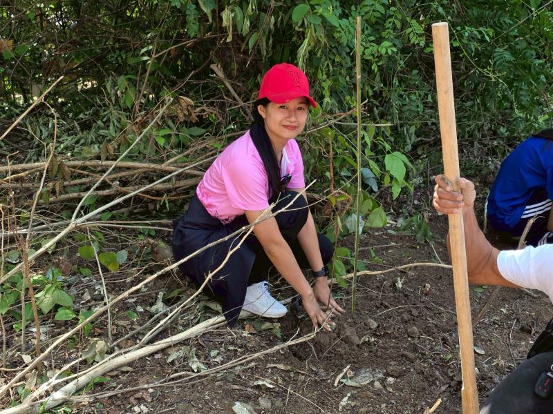 30. เข้าร่วมกิจกรรมโครงการปลูกป่าเฉลิมพระเกียรติ องค์การบริหารส่วนตำบลเพชรชมภู อำเภอโกสัมพันคร