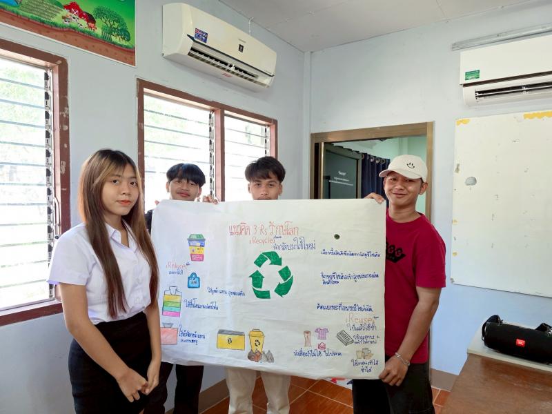 12. พบกลุ่มนักศึกษา ตำบลเพชรชมภู  เพื่อเเรียนรู้หลักปรัชญาของเศรษฐกิจพอเพียง เรียนรู้การถอดบทเรียนการคัดแยกขยะ ตามหลัก 3R 