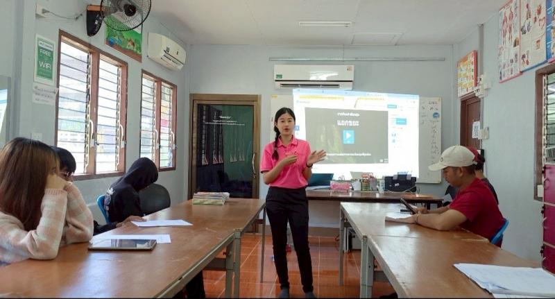 13. พบกลุ่มนักศึกษา ตำบลเพชรชมภู  เพื่อเเรียนรู้หลักปรัชญาของเศรษฐกิจพอเพียง เรียนรู้การถอดบทเรียนการคัดแยกขยะ ตามหลัก 3R 