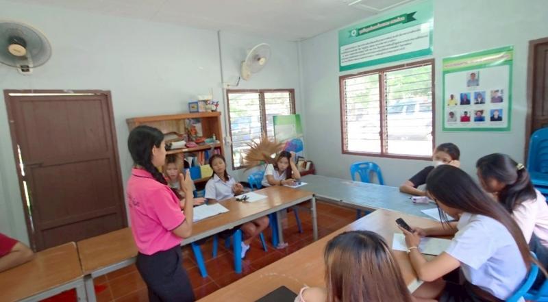 18. พบกลุ่มนักศึกษา ตำบลเพชรชมภู  เพื่อเเรียนรู้หลักปรัชญาของเศรษฐกิจพอเพียง เรียนรู้การถอดบทเรียนการคัดแยกขยะ ตามหลัก 3R 