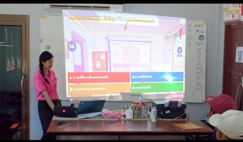 21. พบกลุ่มนักศึกษา ตำบลเพชรชมภู  เพื่อเเรียนรู้หลักปรัชญาของเศรษฐกิจพอเพียง เรียนรู้การถอดบทเรียนการคัดแยกขยะ ตามหลัก 3R 