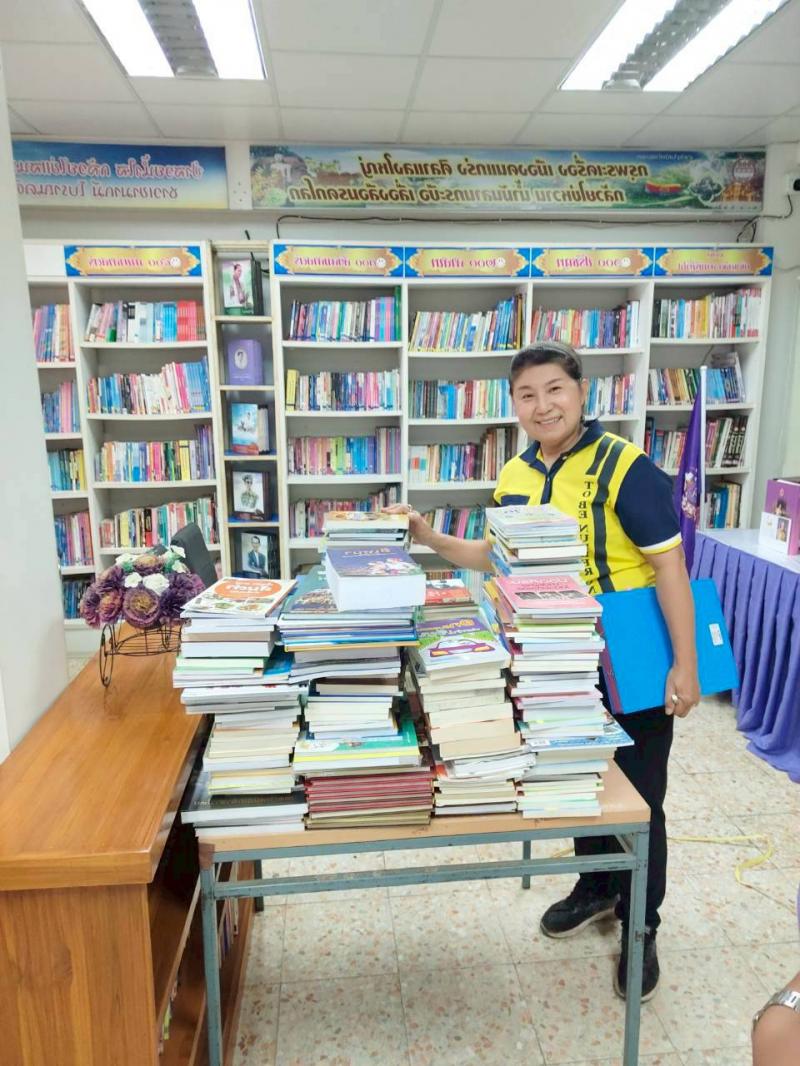 1. ตรวจนับหนังสือ และนางสาวพรพรรณ บุญโท ครู ศกร. ตรวจรับหนังสือ เพื่อการบริการให้ประชาชน