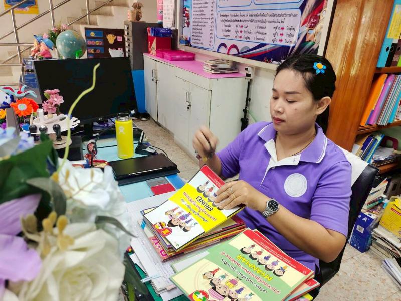 4. ตรวจนับหนังสือ และนางสาวพรพรรณ บุญโท ครู ศกร. ตรวจรับหนังสือ เพื่อการบริการให้ประชาชน