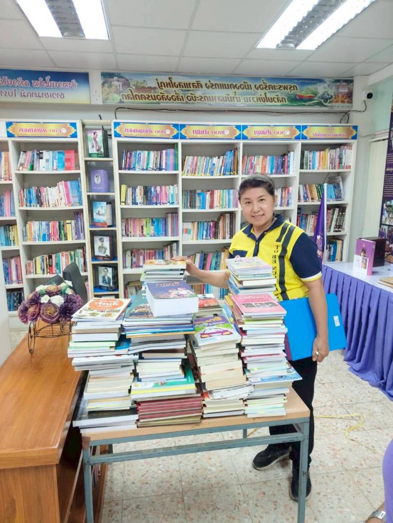 3. ตรวจนับหนังสือ และนางสาวพรพรรณ บุญโท ครู ศกร. ตรวจรับหนังสือ เพื่อการบริการให้ประชาชน