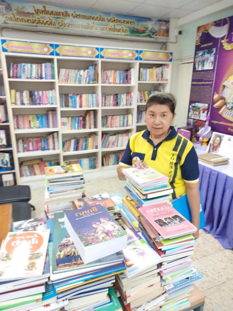 9. ตรวจนับหนังสือ และนางสาวพรพรรณ บุญโท ครู ศกร. ตรวจรับหนังสือ เพื่อการบริการให้ประชาชน
