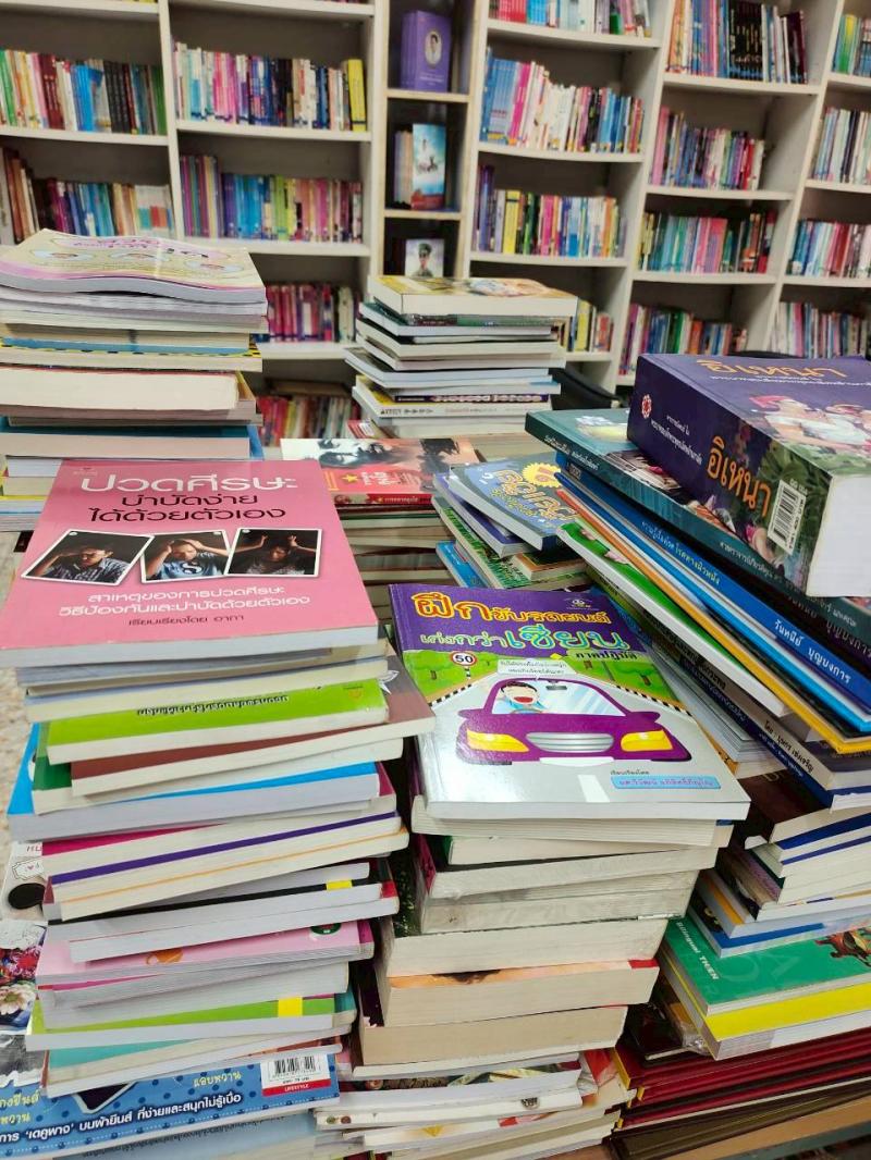 11. ตรวจนับหนังสือ และนางสาวพรพรรณ บุญโท ครู ศกร. ตรวจรับหนังสือ เพื่อการบริการให้ประชาชน