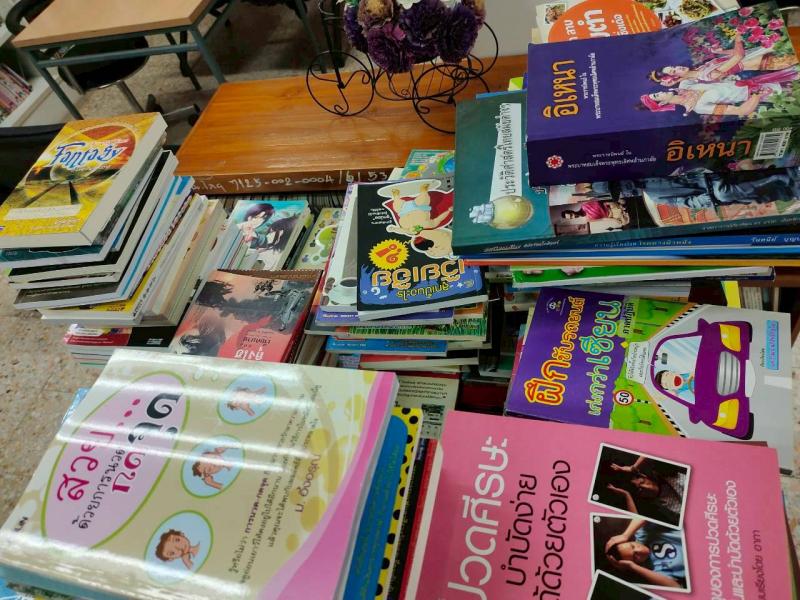 12. ตรวจนับหนังสือ และนางสาวพรพรรณ บุญโท ครู ศกร. ตรวจรับหนังสือ เพื่อการบริการให้ประชาชน