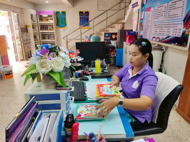 14. ตรวจนับหนังสือ และนางสาวพรพรรณ บุญโท ครู ศกร. ตรวจรับหนังสือ เพื่อการบริการให้ประชาชน