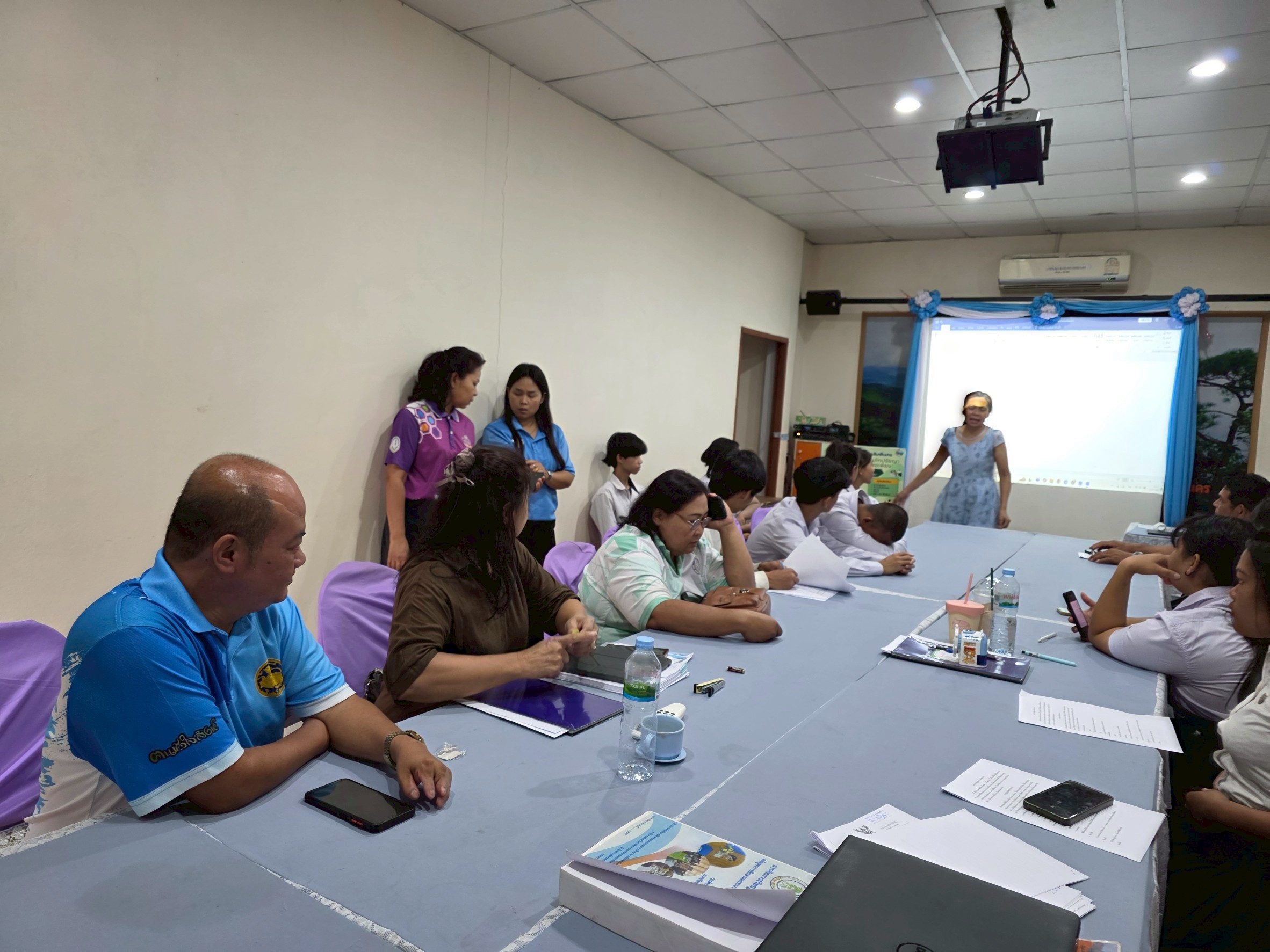 การประชุมเพื่อขับเคลื่อนการดำเนินงานศูนย์เรียนรู้ตามหลักปรัญชาของเศรษฐกิจพอเพียงด้านการศึกษา
