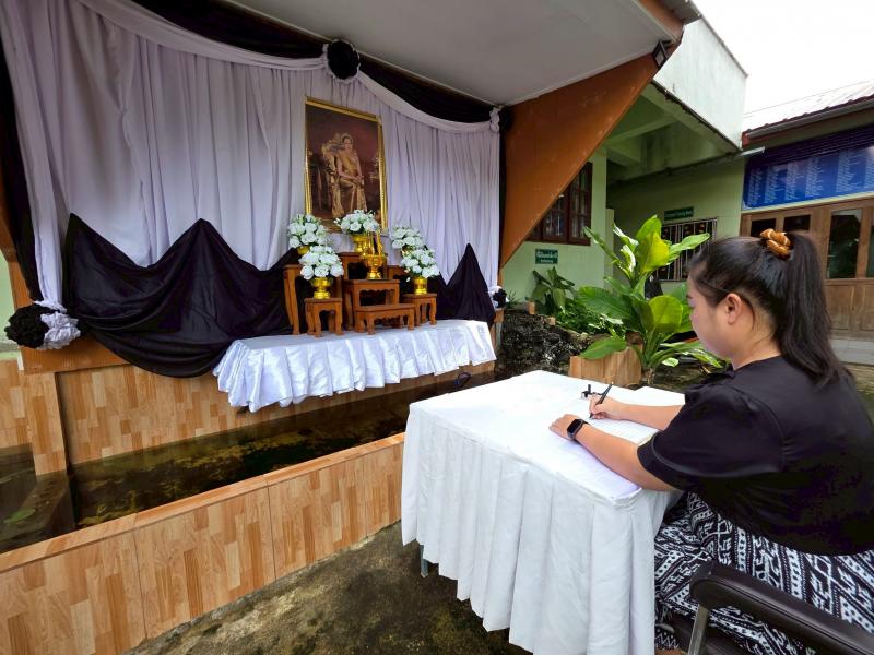 3.  สกร.ระดับอำเภอโกสัมพีนคร และบุคลากร ร่วมลงนามถวายความอาลัยต่อสมเด็จพระนางเจ้าสิริกิติ์ พระบรมราชินีนาถ พระบรมราชชนนีพันปีหลวง