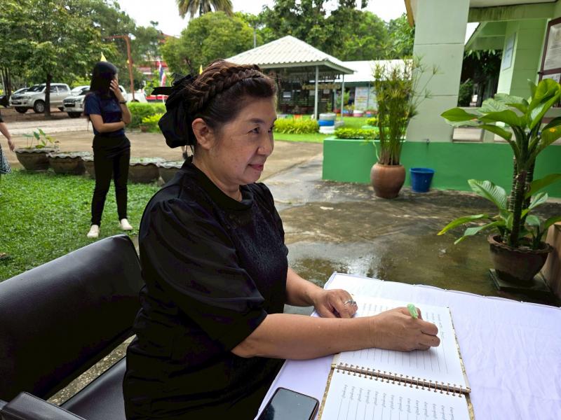 7.  สกร.ระดับอำเภอโกสัมพีนคร และบุคลากร ร่วมลงนามถวายความอาลัยต่อสมเด็จพระนางเจ้าสิริกิติ์ พระบรมราชินีนาถ พระบรมราชชนนีพันปีหลวง