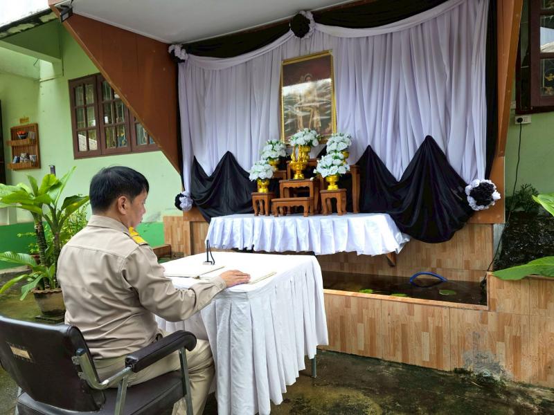 4.  สกร.ระดับอำเภอโกสัมพีนคร และบุคลากร ร่วมลงนามถวายความอาลัยต่อสมเด็จพระนางเจ้าสิริกิติ์ พระบรมราชินีนาถ พระบรมราชชนนีพันปีหลวง
