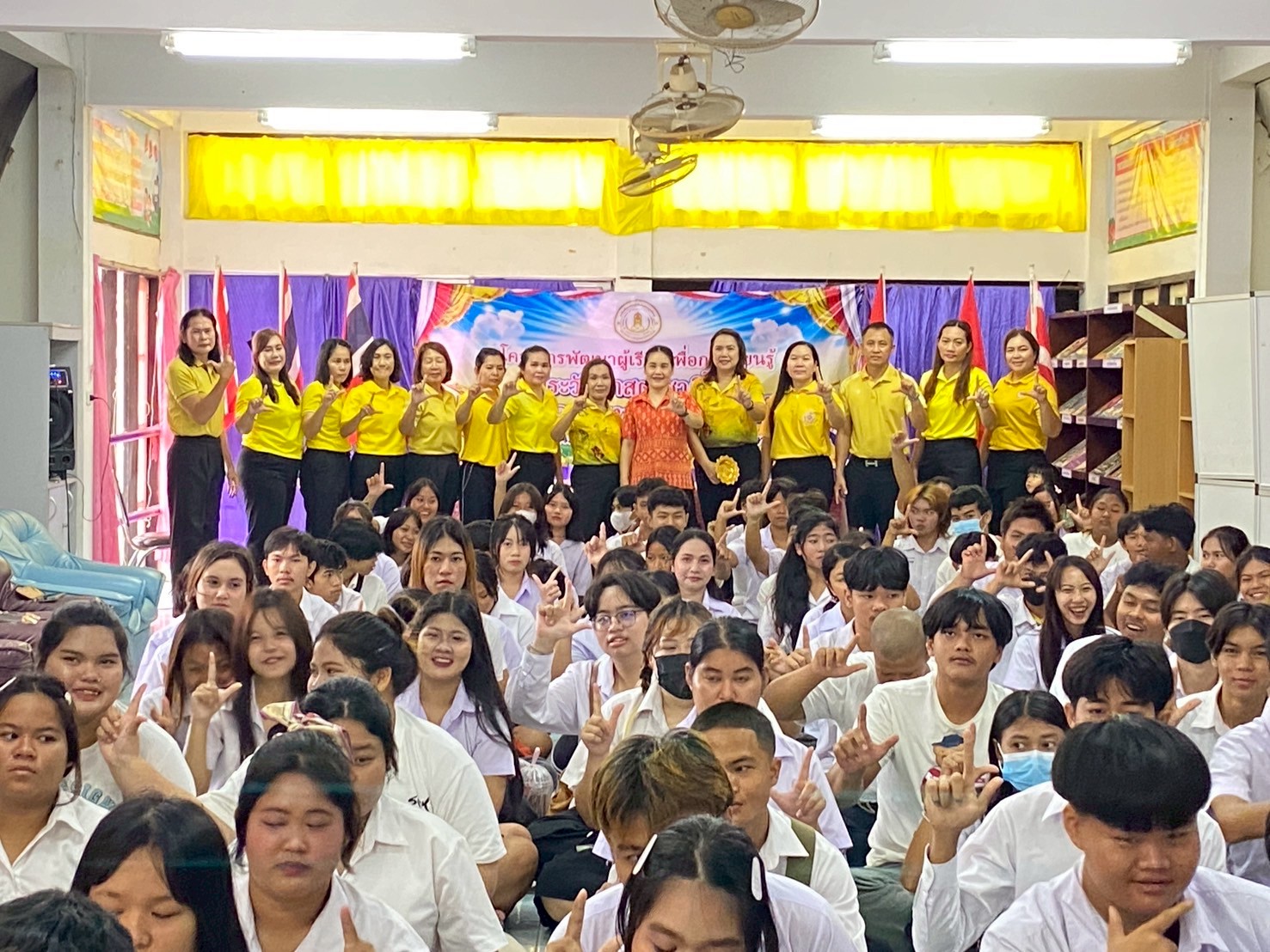 โครงการพัฒนาผุ้เรียนเพื่อการเรียนรู้ประวัติศาสตร์ชาติไทยและบุญคุณของพระมหากษัตริย์ไทย