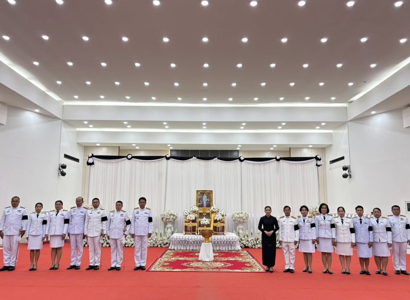 เข้าร่วมพิธีสรงน้ำพระบรมศพเบื้องหน้า พระฉายาลักษณ์เพื่อเป็นการถวายพระเกียรติยศ และแสงความอาลัยต่อ สมเด็จพระนางเจ้าสิริกิติ์ พระบรมราชินีนาถ พระบรมราชชนนีพันปีหลวง เข้าร่วมพิธีสรงน้ำพระบรมศพเบื้องหน้า พระฉายาลักษณ์เพื่อเป็นการถวายพระเกียรติยศ และแสงความอาลัยต่อ สมเด็จพระนางเจ้าสิริกิติ์ พระบรมราชินีนาถ พระบรมราชชนนีพันปีหลวง