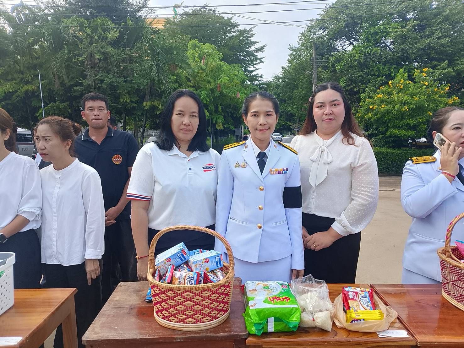 เข้าร่วมธีบำเพ็ญกุศล และทำบุญตักบาตร (ข้าวสาร อาหารแห้ง) ในวาระครบ 100 วัน (สตมวาร)