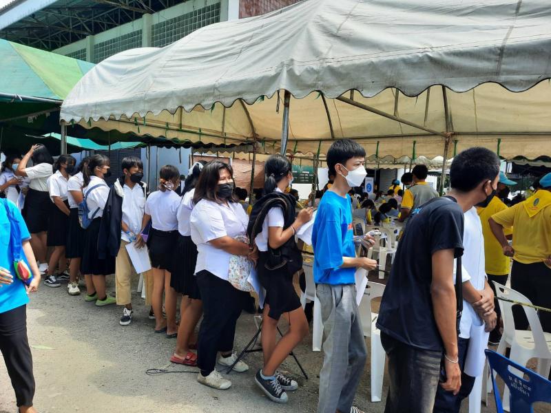 2. บุคลากร กศน.อำเภอขาณุวรลักษบุรี นำนักศึกษา กศน.อำเภอขาณุวรลักษบุรี เข้ารับการฉีดวัคซีน 