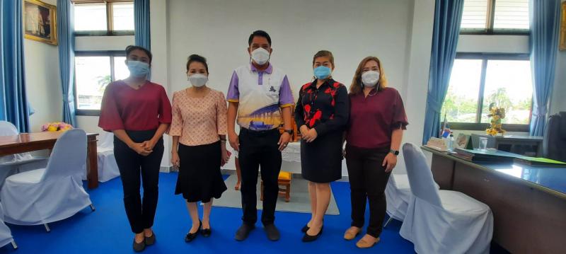 2. มอบกระเช้าดอกไม้แสดงความยินดี นายวรรธน์  ฉายอภิรักษ์ นายอำเภอขาณุวรลักษบุรี 